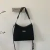 Bolso Cuadrado Pequeño de Gran Capacidad Retro Casual 2025 Invierno Nuevo Bolso de Hombro con Temperamento Coreano Ins para Mujer