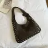 Bolso de Axila Portátil para Mujer Transfronterizo Otoño/Invierno 2026 Nuevo Bolso de Hombro Único Nicho Personalidad Remache Tendencia Bolso Tote para Viajes Diarios