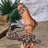 Sapatos Femininos Novos Transfronteiriços Europeus e Americanos 2026 Sandálias de Tira no Tornozelo Macias Bico Fino Preto Abertos na Ponta Finos Atacado Tamanho Grande