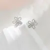Aretes Pequeños Flor de Huevo Amanecer de Primavera Diseño Simple Fresco Estilo Japonés Dulces Pequeños Diamantes Flor Hueca Aretes de Tachuela para Mujeres