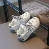 Zapatillas para niñas, zapatos para niños, nuevo modelo de otoño 2026, zapatillas para niños de suela blanda, zapatillas de entrenamiento alemanas de malla