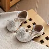 Sandálias Fechadas Estilo Fada com Solado Macio 2026 Coleção Primavera/Verão Nova Versão Coreana Sapatos de Princesa com Laço de Strass para Meninas