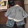 Casaco Listrado Infantil Estilo Primavera 2025 Novo Estilo Camisa Top Versátil para Meninos Camisa Tendência com Gola Bordada para Meninas