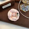 Estilo Tweed Tela de Moda de Alta Gama Broche de Flor Corsage Lujo Accesible Nicho Elegante Versátil Pecho Broche de Doble Propósito Pasador