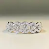 Anel de Renda Vazado com Diamantes Cintilantes para Mulheres, Design de Nicho de Luxo Leve, Temperamento Exquisito de Alta Qualidade, Anel Aberto Ajustável Moderno e Cool