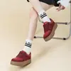 Outono 2025 Novos Sapatos Brancos de Sola Grossa para Mulheres Celebridade da Internet Aumentadores de Altura Nicho Retrô de Cano Baixo Esportivos Tendência Sapatos Casuais Board Shoes