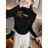 Camiseta base de punto para mujer con cuello semialto y diseño calado para otoño e invierno, suéter blanco elegante, nuevo top de punto ajustado 2026