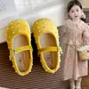 Sapatos de Couro para Meninas 2026 Outono Novo Sapatos de Princesa com Pérolas Solado Macio Antiderrapante para Crianças Médias e Grandes Mocassins Versáteis
