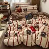 Conjunto de quatro peças em veludo de leite grau A, apresentando capa de edredom em flanela dupla face de fleece coral espessa, lençol de cima e lençol com elástico - um conjunto de cama de três peças
