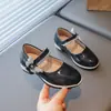 Zapatos de tacón alto pequeños de cuero elegantes para niñas 2026 primavera y otoño nueva moda Mary Jane de tacón grueso poco profundo con pedrería para niñas
