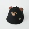 Nuevo sombrero de ala ancha bordado con oso para niños, sombrero de protección solar lindo para bebé de estilo japonés y coreano transfronterizo, gorra de béisbol de media malla de verano