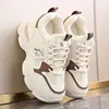 Zapatillas de papá modernas y ligeras, colección otoño 2026, que aumentan la altura, casuales, zapatillas blancas de moda, antideslizantes, zapatos deportivos de suela blanda para mujer