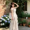 Vestido de Suspensório Estilo Férias na Praia com Babados Franceses, Vibe Praiana, Vestido Longo Fluido com um Visual Elegante e Feminino
