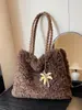 Bolso de mano de felpa para otoño e invierno, un bolso de hombro elegante y versátil para mujer, perfecto para ir al trabajo, nuevo bolso tote 2026 con gran capacidad