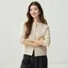 Cardigã feminino 100% caxemira com gola redonda e barra enrolada, uma peça de outer wear simples e versátil, quente, que exala elegância e um efeito emagrecedor.