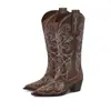 Botas Western Cowboy de Bico Fino para Mulheres, Bordadas, Abaixo do Joelho, Novas Botas Longas com Corte em V Primavera/Outono 2026, Salto Grosso Moda Botas de Equitação