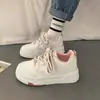 Sapatos brancos pequenos de sola grossa estilo Hong Kong, primavera e outono, sensação de alta qualidade, 2024, novo nicho, calçados esportivos casuais para todos os gostos