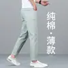 Jeans Cropped para Hombre Estilo Nuevo 2026 en Color Verde para Otoño, Corte Ajustado para Hombres Bajos, Estilo Casual
