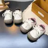 Sapatos internos para meninas para o jardim de infância, nova coleção outono 2026, design do gato KT, anti-impacto, leves e adequados para bebês que estão aprendendo a andar