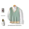 Novo Colete de Lã Masculino Outono/Inverno 2024 com Decote em V, Colete Tricotado sem Mangas para Homens Jovens e de Meia-Idade, Camiseta de Manga Curta Listrada