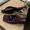 Sandálias de salto alto plissadas de veludo Chuyuji com bico quadrado para mulheres, estilo francês vintage de luxo leve, adequadas para uso ao ar livre, chinelos elegantes