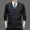 Cardigã de tricô novo para outono e inverno de homens de meia-idade e idosos, com padrão bordado, dois bolsos, manga longa, gola V, casaco de pai
