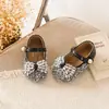 Sapatos femininos de strass estilo coreano, novos sapatos infantis de couro com solas macias, sapatos de princesa estilosos para bebês e crianças pequenas, sapatos Mary Jane