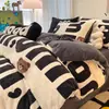 Conjunto de quatro peças em veludo de leite grau A, apresentando capa de edredom em flanela dupla face de fleece coral espessa, lençol de cima e lençol com elástico - um conjunto de cama de três peças