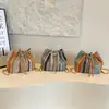 2026 Verano Nueva Moda de Gama Alta Simple Versátil Elegante Cadena al Hombro Cruzado Arcoíris Tejido Bolso Cubo