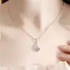 Una Variedad de Colgantes Kawai de Cisne Besándose con Amor Que Brillan y Resplandecen, Amor a Primera Vista, Colgantes de Cisne Entrelazados en Forma de Lágrima