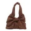 Bolsas de mano estilo dulce al por mayor para mujer, nueva colección invierno 2025, bolsos de hombro de nicho con lazo, bolsos versátiles para el antebrazo