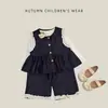 Conjunto de dos piezas de estilo suave para niña de principios de otoño: chaleco de cuello redondo con botones de madera, bajo con volantes y pantalones de pierna ancha ribeteados con encaje para salir