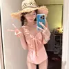 2026 Nuevo Estilo Puro Deseo Rosa Dopamina Ajustado Adelgazante Vacaciones en Isla Fuente Termal Traje de Baño de una Pieza para Mujer