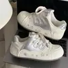 Populares zapatillas blancas tipo puff estilo alemán color plata brillante para mujer, nuevo modelo otoño 2026, zapatillas deportivas versátiles de corte bajo para estudiantes