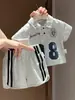 Traje de Verão para Bebê Menino 2026 Novo Estilo Gola Polo Estampa Digital Manga Curta Conjunto Casual Estilo Coreano Roupa de Passeio Duas Peças