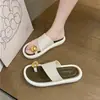 Sandálias e Chinelos Novos de Dedos com Lantejoulas 2024 Moda Outwear Feminina Verão Versátil Planos Nicho Casuais Sapatos de Praia