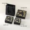 Caixa de joias estilo luxo com relevos e detalhes em folha de ouro, com gavetas, disponível em vários tamanhos, adequada para pulseiras, brincos e colares.; vem como um conjunto de presente com uma bolsa de transporte