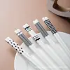 Palillos de cerámica estilo Hepburn para el hogar, 5 pares, resistentes a altas temperaturas, fáciles de limpiar, a prueba de moho, simples, blanco y negro, un par de palillos al por mayor