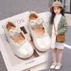Sapatos Vermelhos de Couro para Meninas 2026 Novos Sapatos de Princesa Infantis Flats para Bebês Solado Macio Primavera/Verão Meninas Performance
