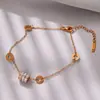 Pulsera de Acero de Titanio con Trébol de Cuatro Hojas en Todo el Diseño, Popular de Venta Caliente Transfronteriza para Niñas, Cuerda Roja, Exquisita, Lujo Ligero, Gama Alta, No se Desvanece, Joyería de Mano