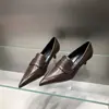 Novos Sapatos Femininos de Outono 2025, Sapatos de Salto Baixo Elegantes e Modernos Estilo Europeu e Americano, Sapatos Femininos de Bico Fino Salto Agulha Salto Médio