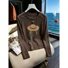 Elegante camiseta de manga larga ajustada para mujer, nuevo modelo otoño 2026, simple y chic, versátil, color albaricoque, top de algodón puro