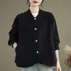 Foto real de la nueva colección otoño/invierno 2026: una chaqueta de trabajo de algodón para mujer, elegante y artística, con diseño de cuello alto