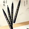 La exquisita pluma de caligrafía viene con una punta suave, es recargable con tinta y cuenta con una punta de pincel fina, lo que la hace ideal para practicar caligrafía en varios tamaños, desde grandes hasta pequeños.