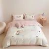 Conjunto de Quatro Peças de Algodão de Fibra Longa Estilo Ins de Desenho de Pônei Rosa Bordado de Toalha Fofo Conjunto de Lençol e Colcha Ultra Macio