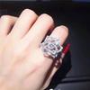 Anillo de Flor Hueca con Diamantes Completos Micro-incrustados Estilo Moda Socialité Zircón en Forma de Corazón Anillo de Rosa para Mujer Libre de Color