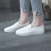 Sapatos brancos femininos de verão vazados finos sola macia couro slip-on respiráveis sapatos de trabalho para enfermeiros sapatos de camada única