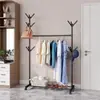 Perchero de pie de hierro forjado con doble barra, simple estante multiusos para ropa para dormitorio del hogar con ruedas
