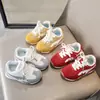 Tênis infantis para primavera e outono, sapatos respiráveis de sola macia para meninos, tênis esportivos antiderrapantes para meninas, sapatos casuais, tênis esportivos de cano baixo para crianças
