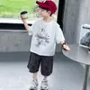 Conjunto de Verão com Manga Curta para Meninos Calça Fashion para Bebê Menino Conjunto de Duas Peças 2026 Nova Roupa Infantil Estilo Verão Roupas Modernas